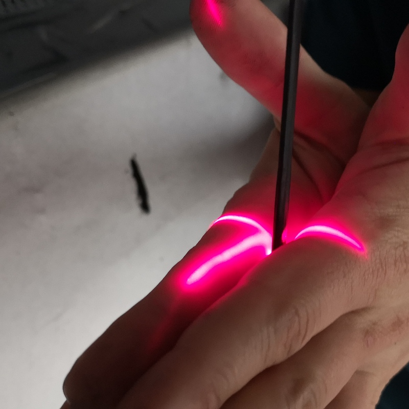 Justierbarer Pistolenlaser als Programmierhilfe, um ohne Ausschuss auf Hinterschneidungen und Abrisskanten hinweisen zu können