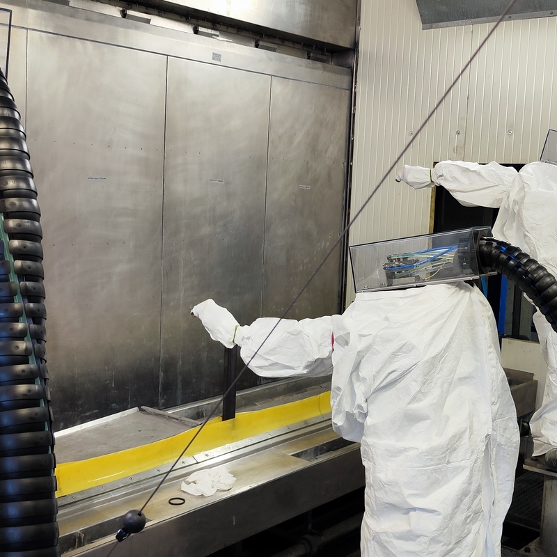 Luftzerstäubende Automatikpistolen mit integriertem Lackdruckregler, um schnellste Materialmengenänderungen zu gewährleisten